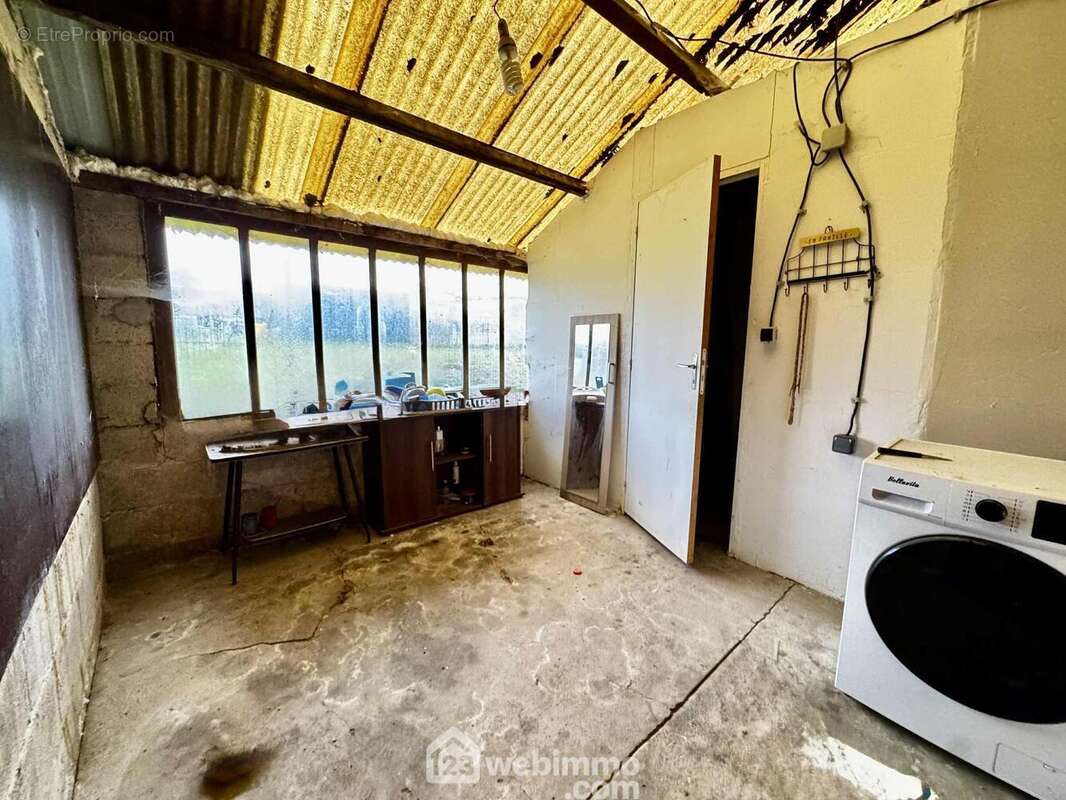 Surface complémentaire idéale pour buanderie, atelier ou future pièce de vie - Maison à VERSIGNY