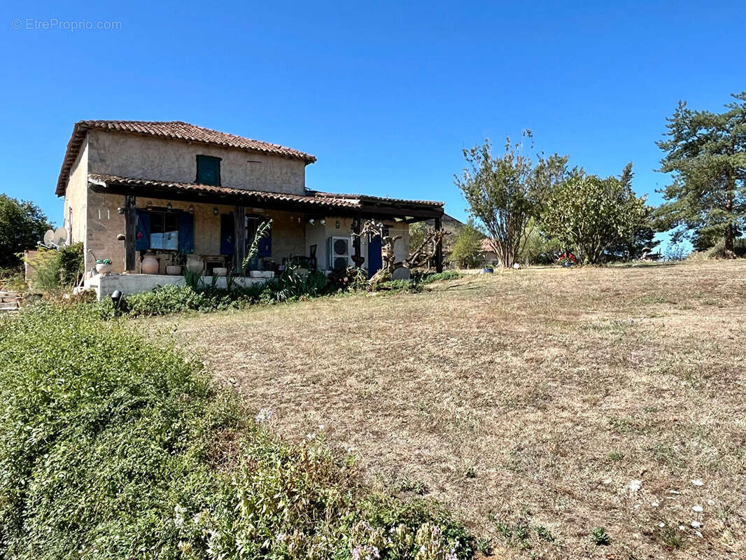 Maison individuelle avec 2,5 hectares, grange, - photo 2