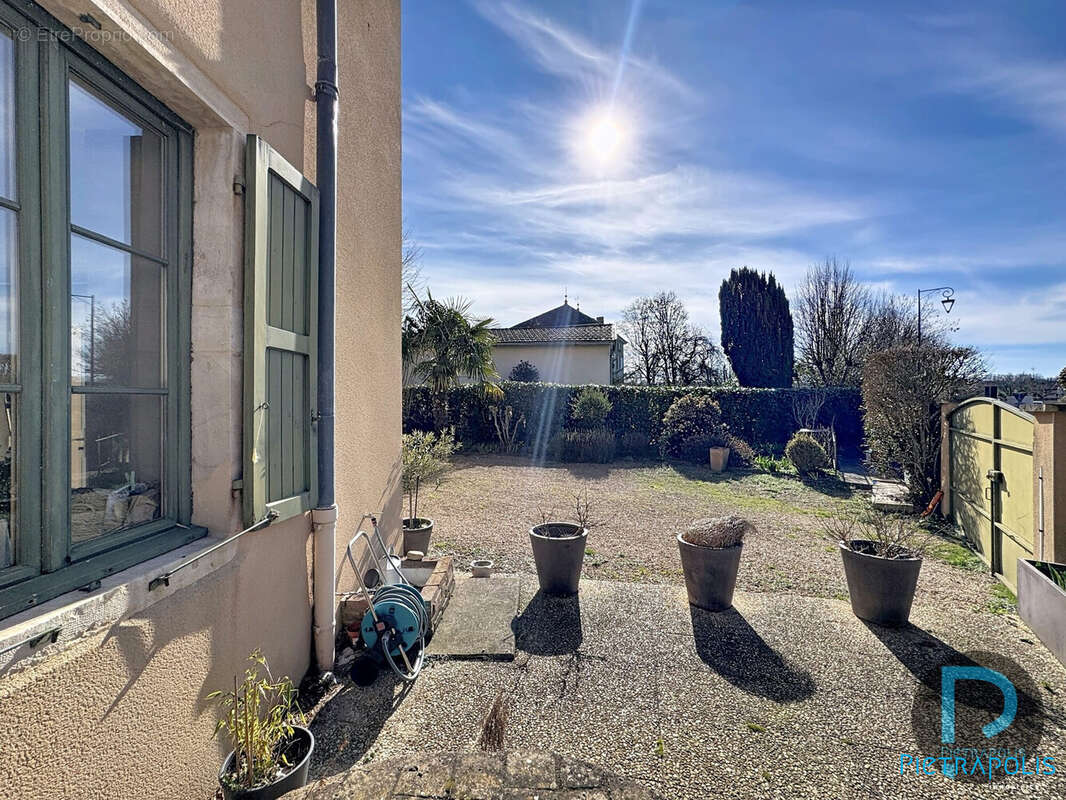 Maison à SAINT-ETIENNE-SUR-CHALARONNE