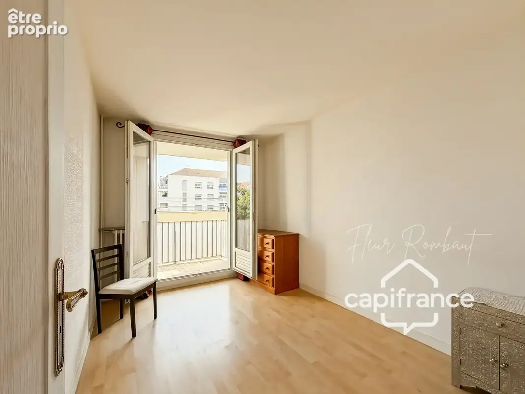 Appartement 2 pièces lumineux avec loggia, balcon, cave et parking proche gare - photo 4