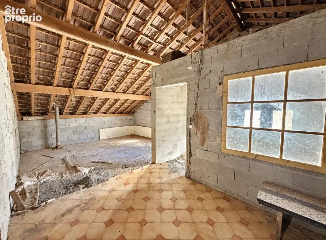 Maison familiale à rénover - 10 Pièces - 1 900 m2 de terrain - photo 11