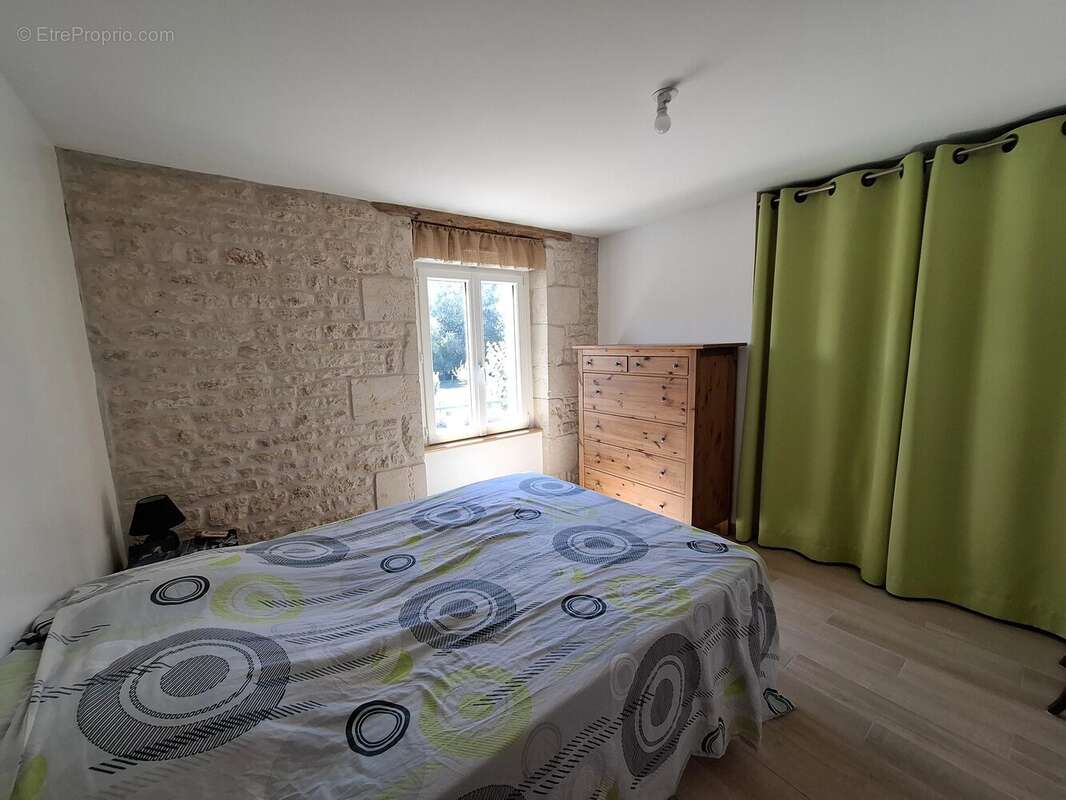 Maison familiale impeccable de 4 à 5 chambres, idéalement située à quelques minutes à pied de toutes les commodités. - photo 9