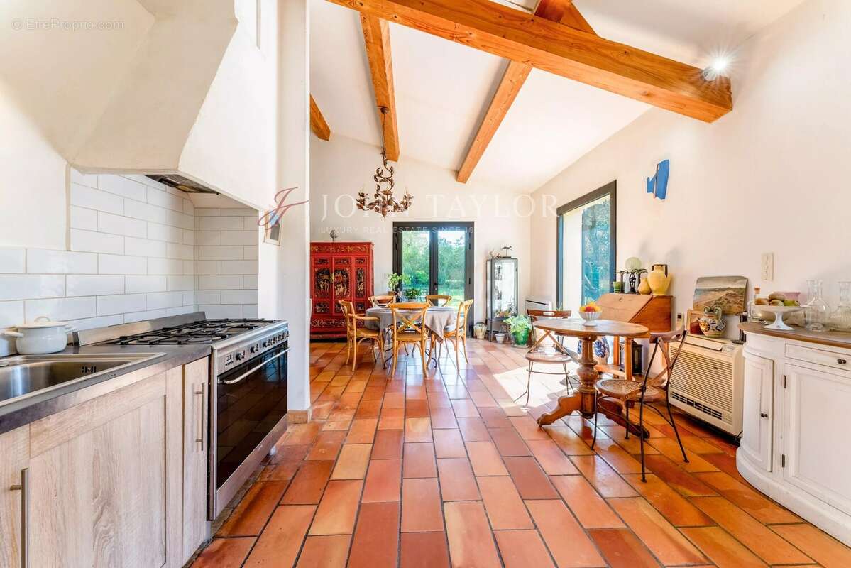 Maison de charme à vendre à Saint-Antoine – Grand terrain arboré de 2000 m² – Piscine – Studio indépendant - photo 6
