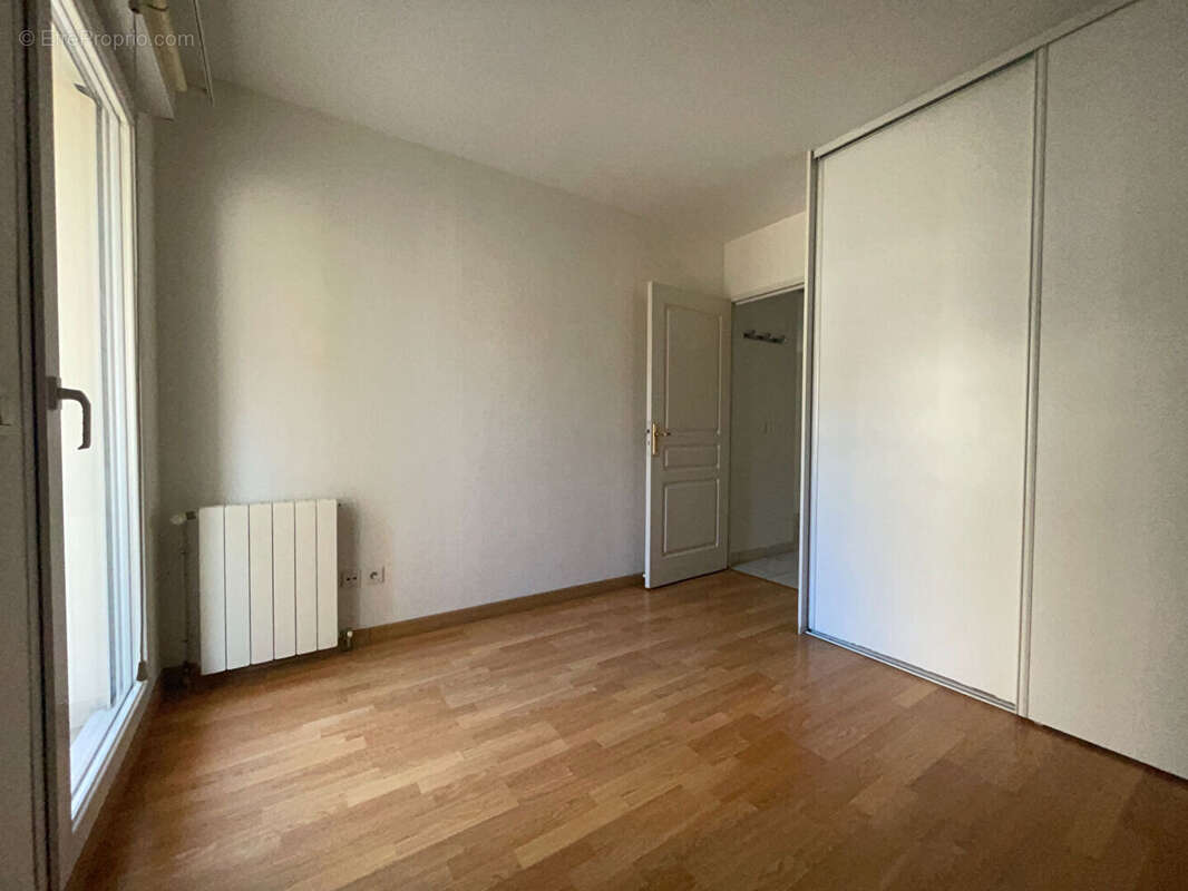 SAINT-SEURIN - Beau T2 de 46 m² avec balcon, parking et cave - photo 6