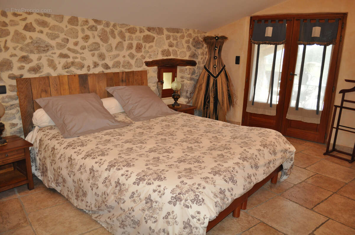 Demeure de caractère de 330m2 rénovés avec 6 chambres, 2,6 ha de terrain, piscine et vue dominante. - photo 9