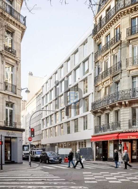 Commerce à PARIS-8E