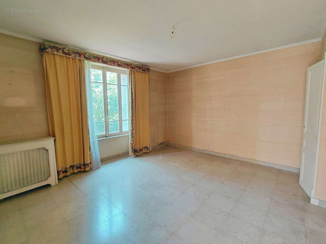 Aubenas - maison bourgeoise 5 pieces 188m2 - photo 12