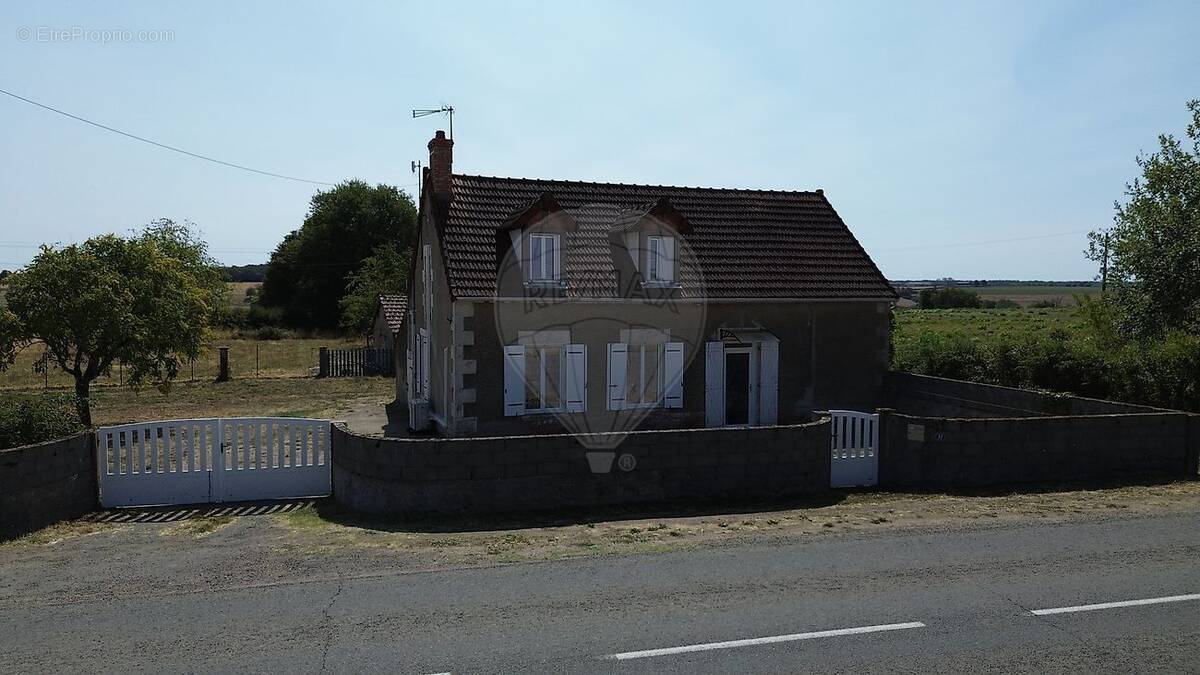 Maison à LUTHENAY-UXELOUP