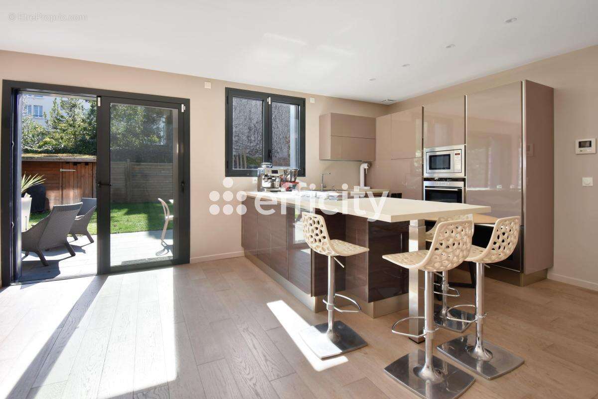 Maison à LA GARENNE-COLOMBES