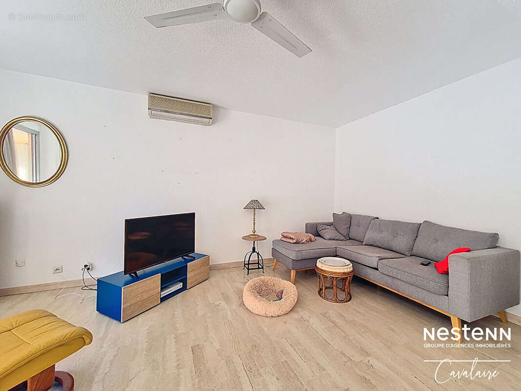 Dernier étage pour cet appartement au centre ville de Cavalaire-sur-Mer 4 pièces environ 100 m² avec 3 terrasses et stationnemen - photo 3