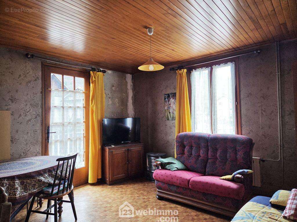 et un salon avec un balcon exposé Sud-Est. - Maison à GRIGNON