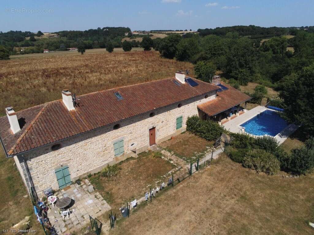 Superbe Longère avec Piscine, Belles Vues, Annexe et Dépendances - photo 2