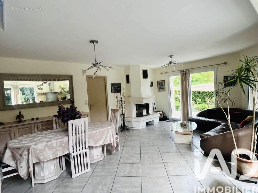 Maison 180 m² à Neuville-Ferrieres  - photo 7
