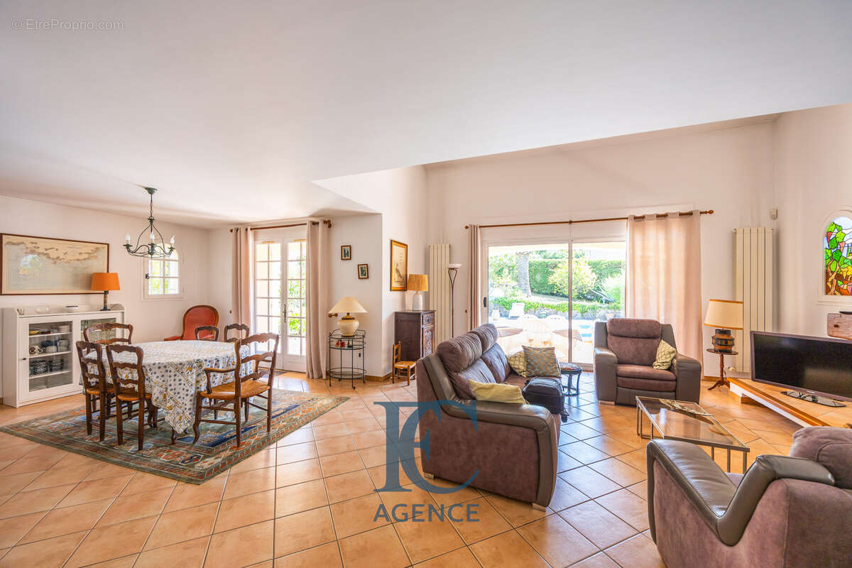 Maison de 190 m2 au coeur de la pinède de La Cride - photo 3