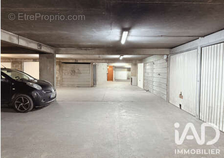 Parking 11 m² à Paris-18e  - photo 2