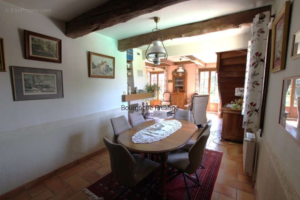 Maison familiale de 151 m² sur sous-sol avec piscine et parc clos de 3 051 m² - photo 10