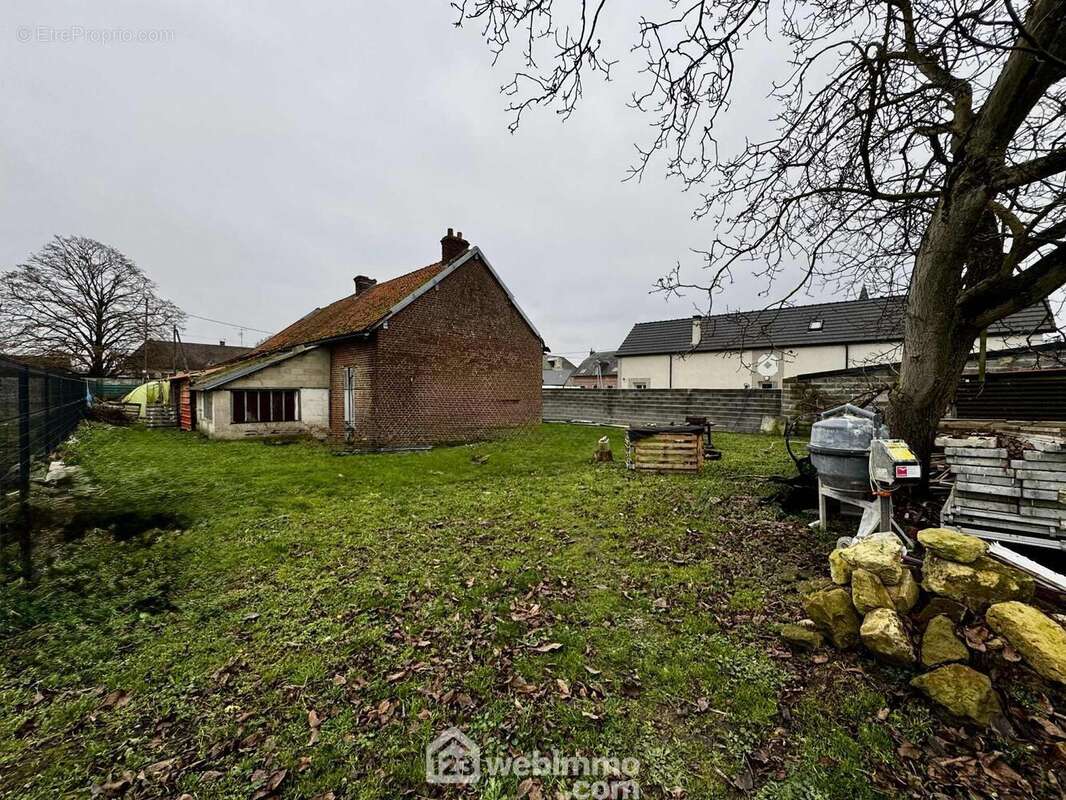 Configuration du terrain et des bâtis laissant place à de multiples possibilités d?aménagement - Maison à VERSIGNY