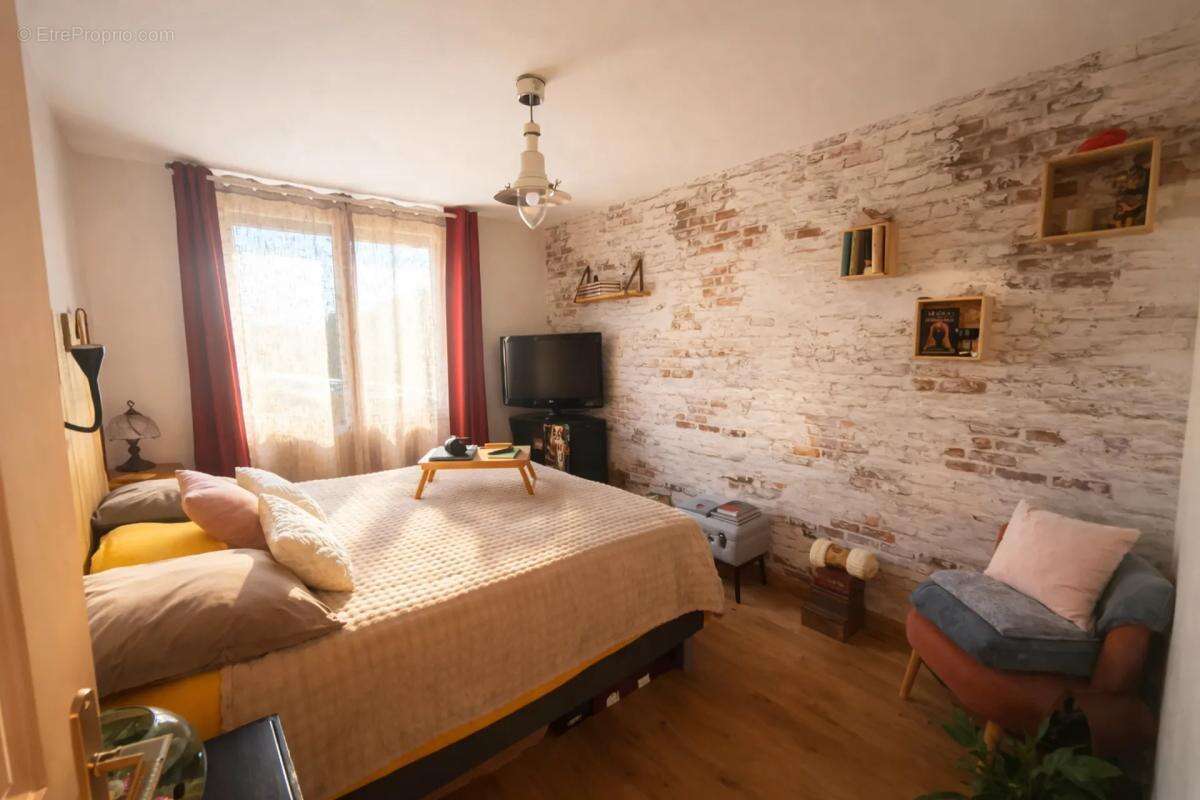 Maison à SAINT-MACAIRE-EN-MAUGES