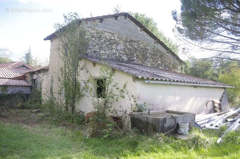 Maison en pierre à restaurer de 200 m², 8 pièces à aménager, terrain d'environ 3ha située au calme à vendre - photo 3