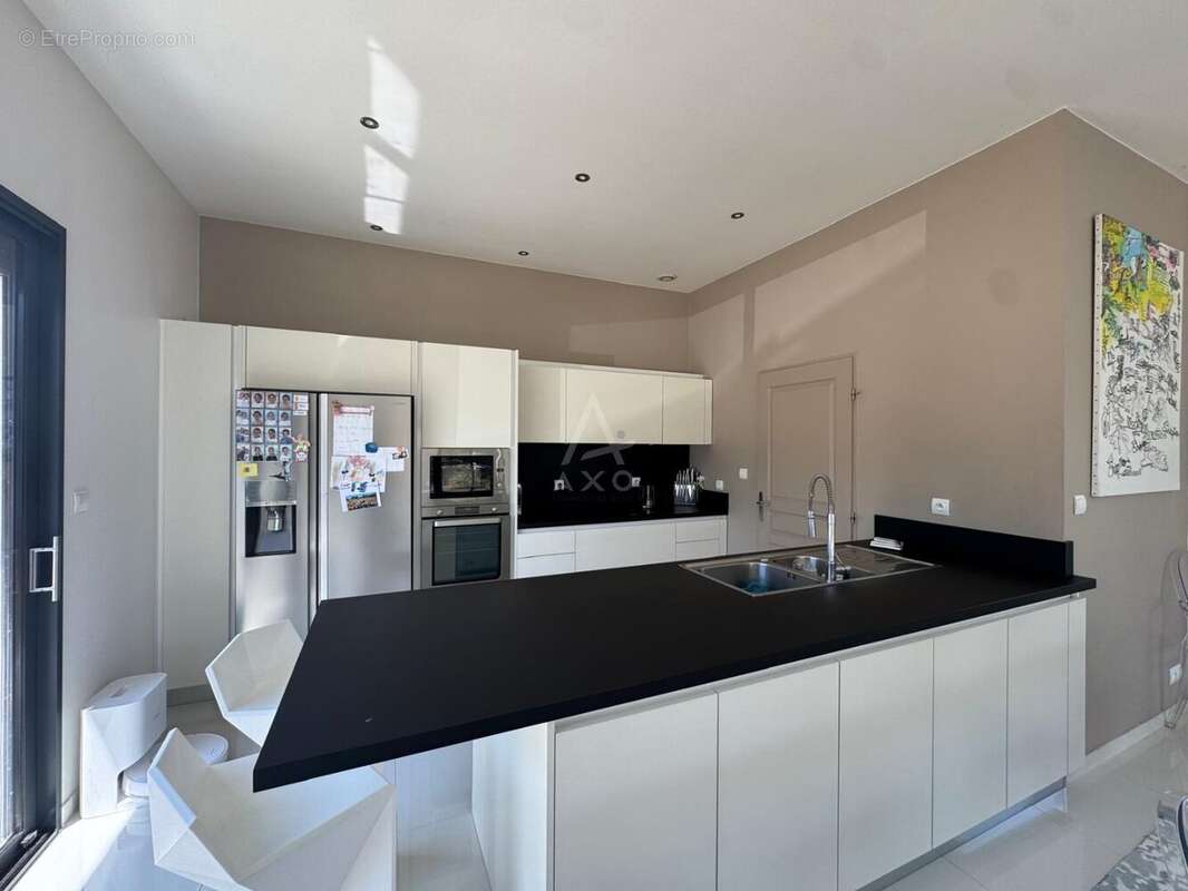 Maison familiale plain-pied: 3 chambres, terrain de 1 300 m², centre de Saint-Yzan-de-Soudiac - photo 8
