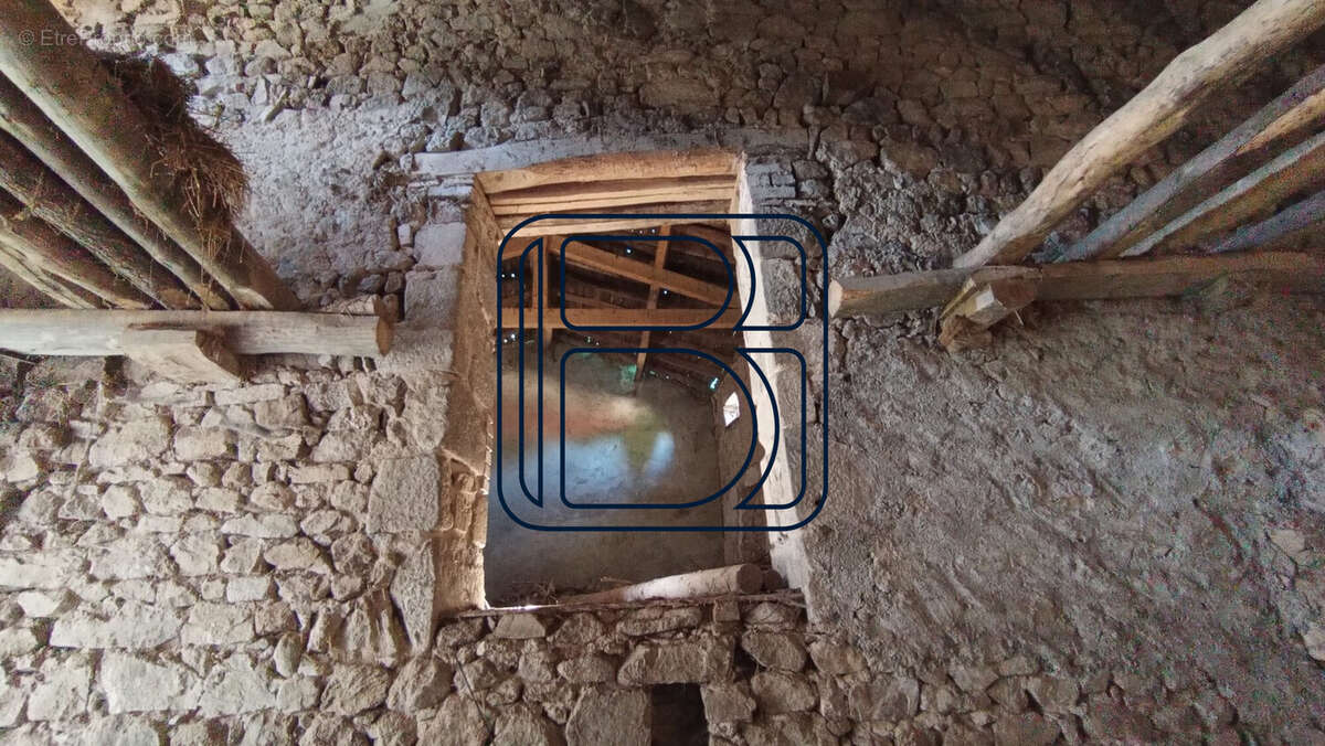 Maison à SAINT-GERVAIS-SOUS-MEYMONT