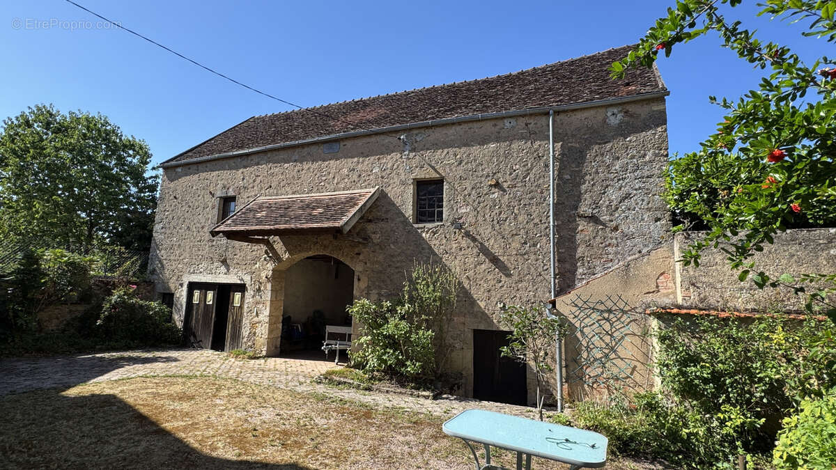 Vente en Exclusivité à Pontaubert - Charmante Maison de caractère avec jardin de 1467 m2 au prix de 235 400 €. - photo 22