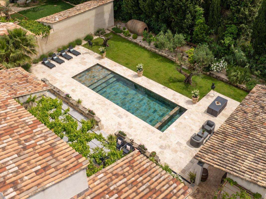 Mas en pierre 257 m2 1111 m2 de terrain, piscine chauffée au Paradou - photo 2