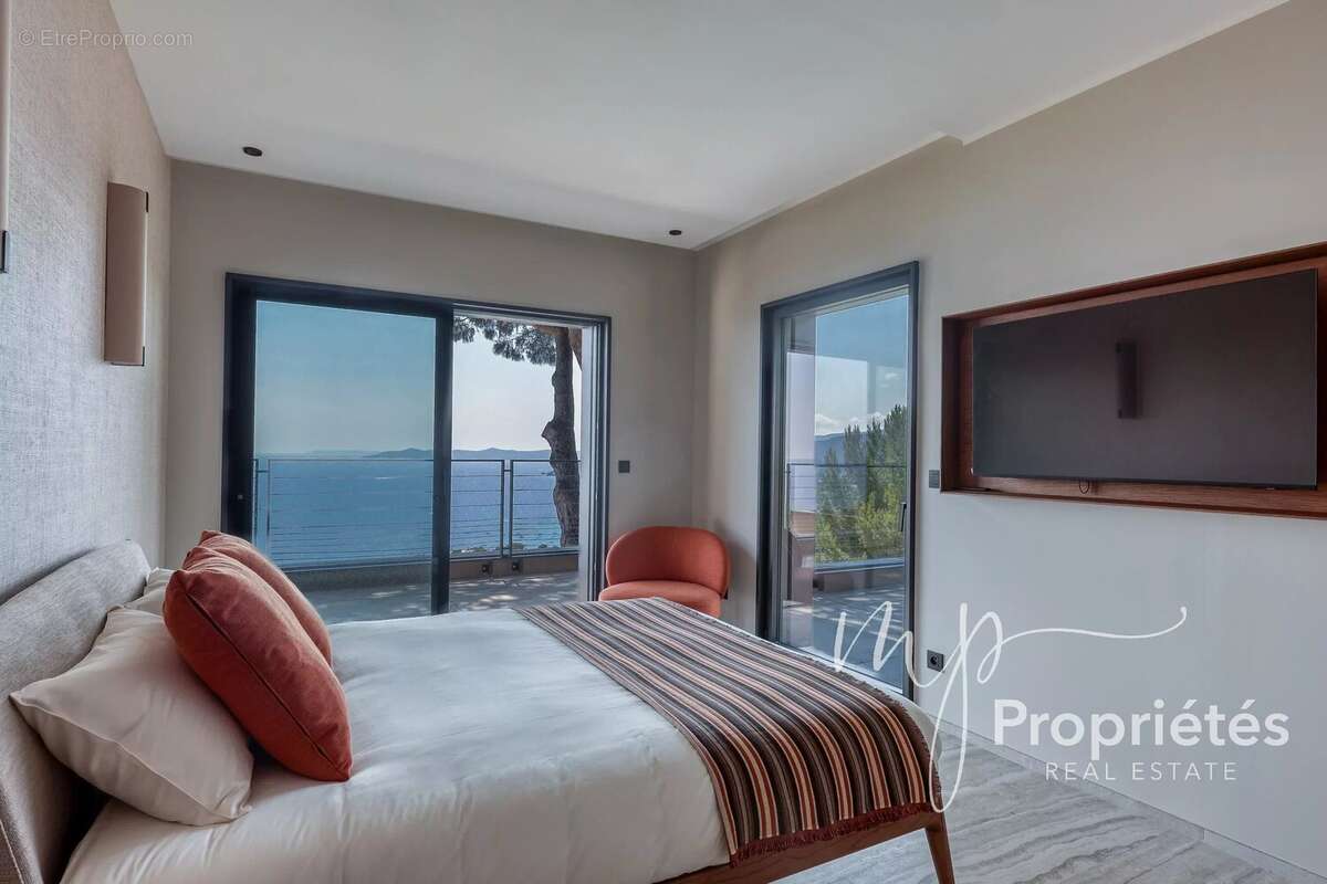 Rayol-Canadel-sur-Mer – Villa contemporaine d’exception vendue entièrement meublée –  six suites raffinées. Vue panoramique sur  - photo 42
