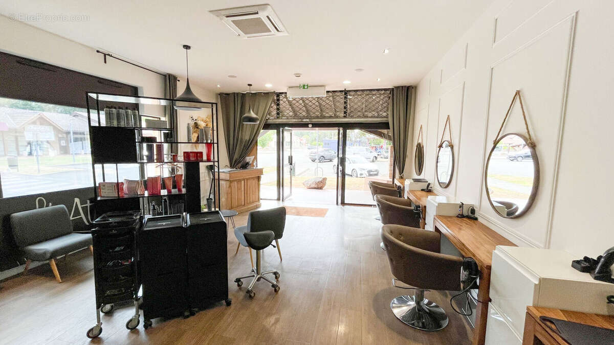 Commerce à LACROIX-FALGARDE