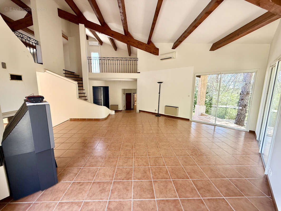 Maison familiale de 190 m2 sur un terrain arboré de 2500 m2 - photo 4