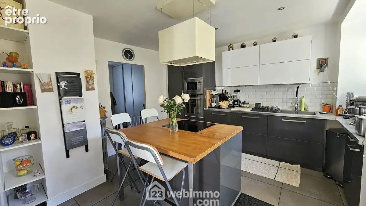 Une cuisine fonctionnelle avec son arrière cuisine de 12 m².