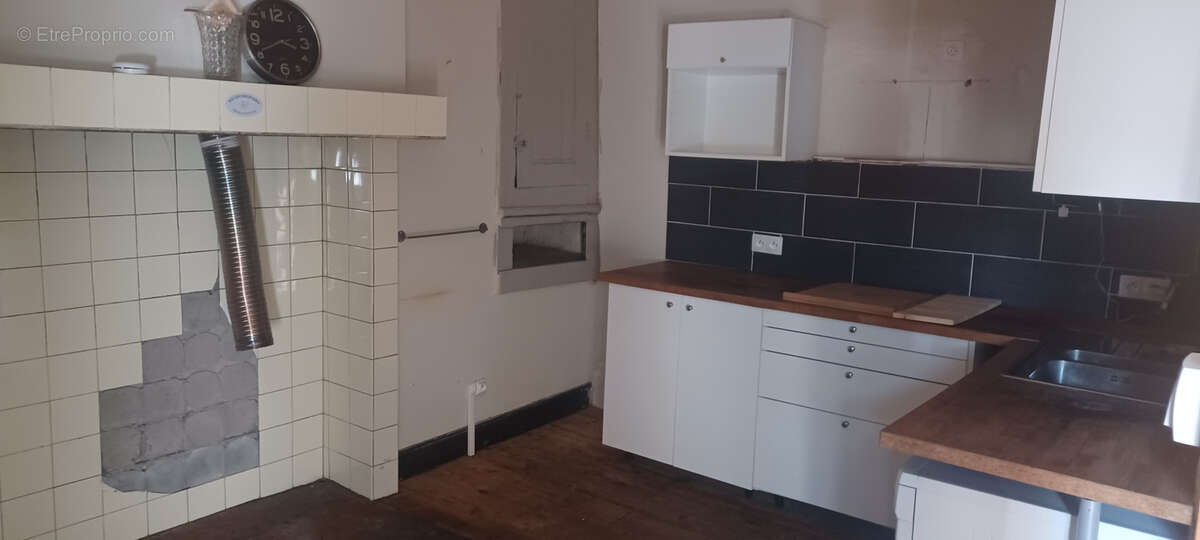 Maison de village en pierre à rénover sur deux niveaux sur 272m2 de terrain - photo 2