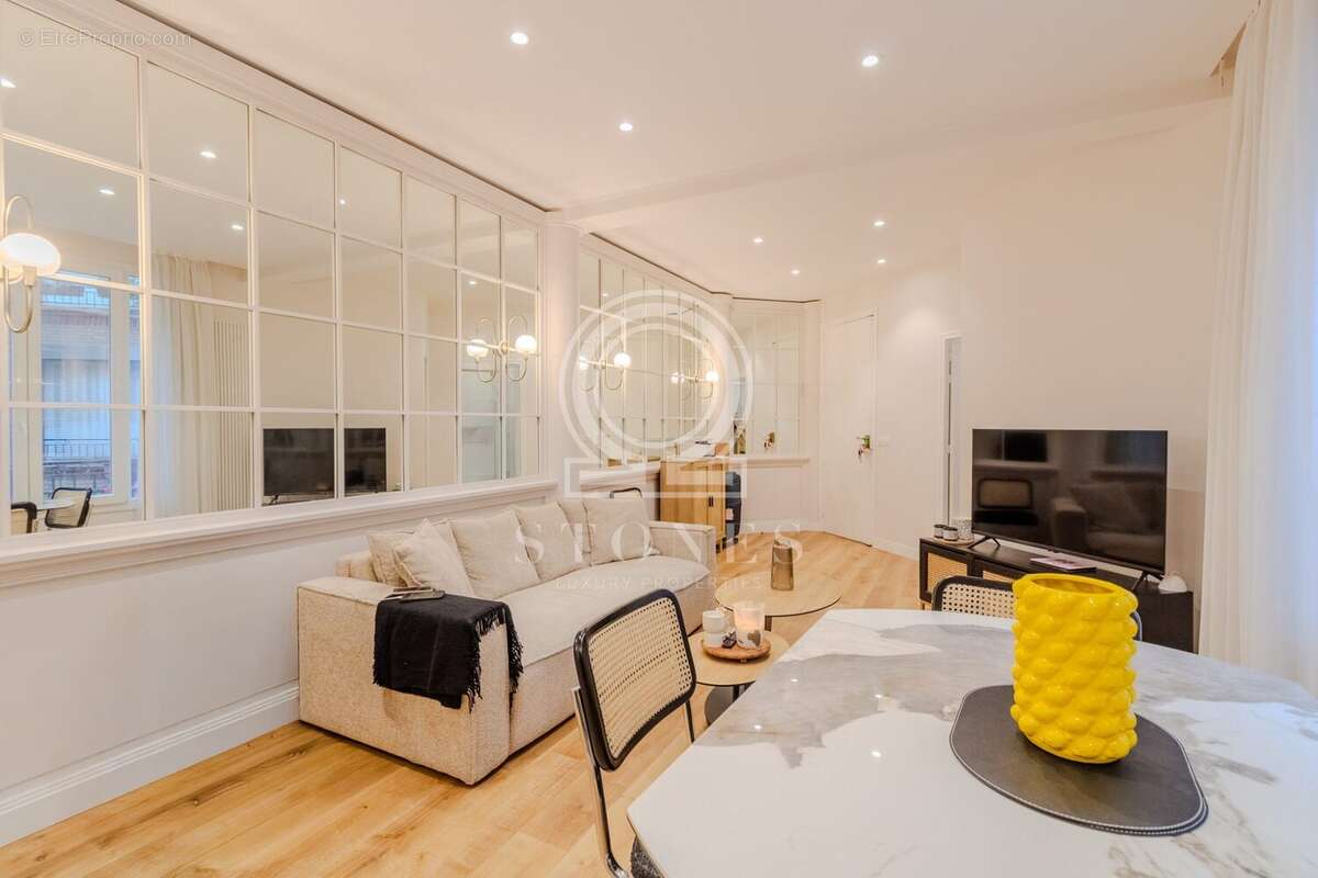 Appartement à PARIS-16E
