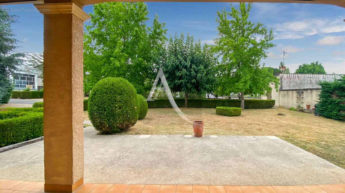 Maison de plain-pied avec jardin paysagé et dépendance à Saint-Vite - photo 9