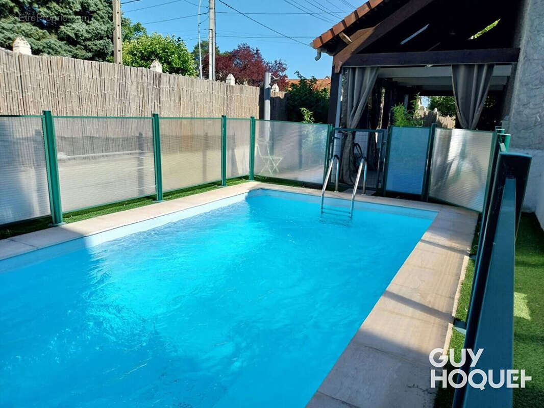 Maison à SAINTE-GENEVIEVE-DES-BOIS