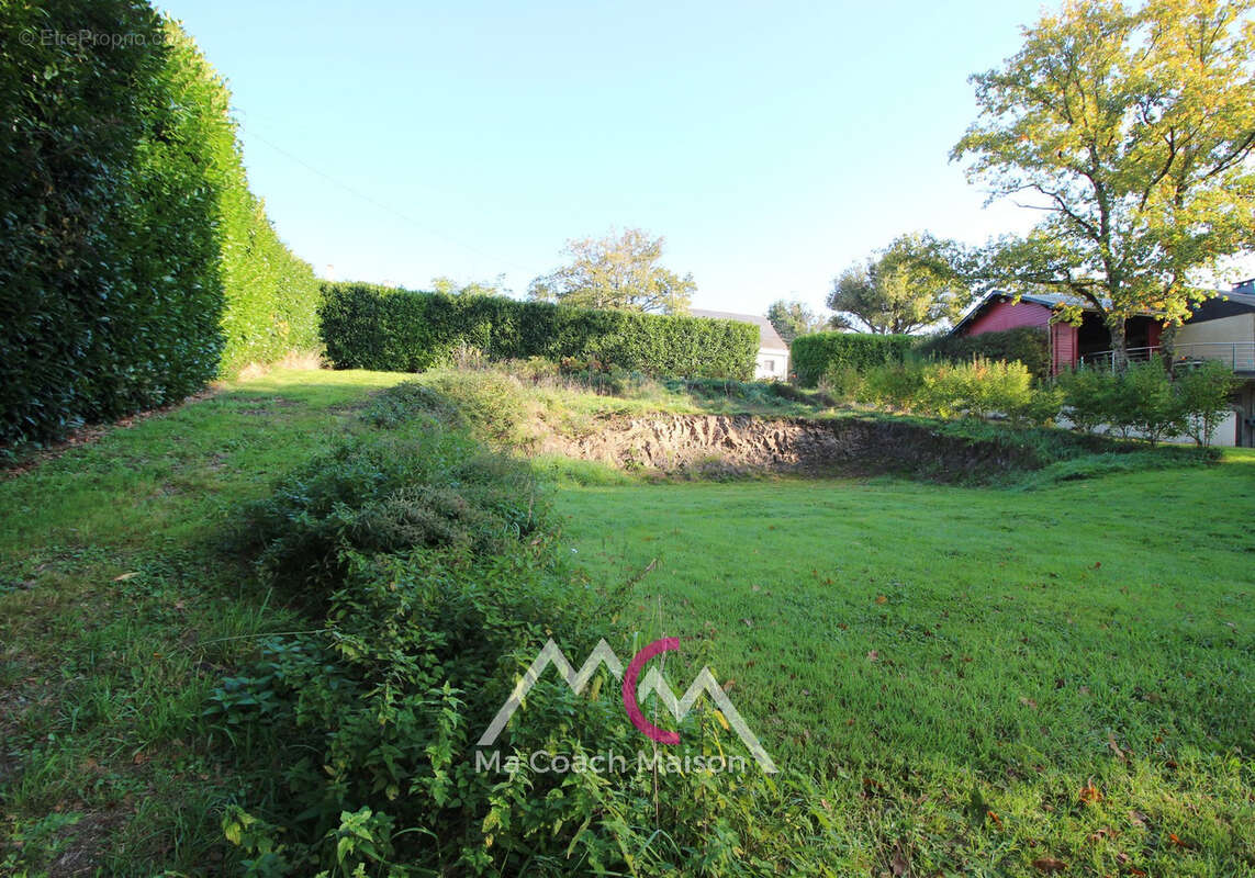 Terrain à SAINTE-ANNE-SUR-BRIVET