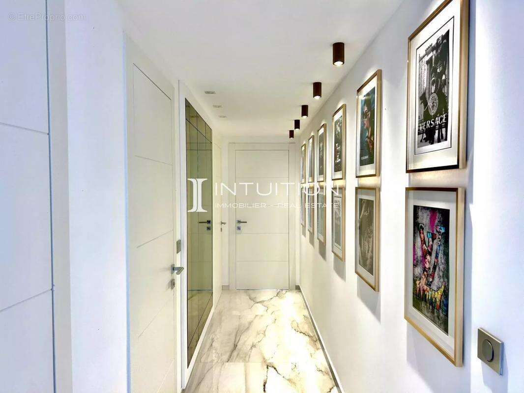 Cannes - Croisette : Magnifique appartement 3 pièces avec vue mer dans une résidence de renom - photo 13