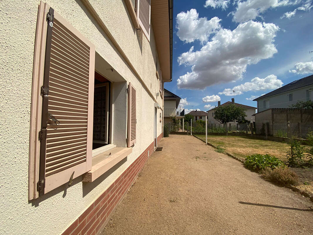 A vendre à Commentry - Jolie Maison ( 125 m2) - 3 Chambres - Terrain 445 m² - photo 14