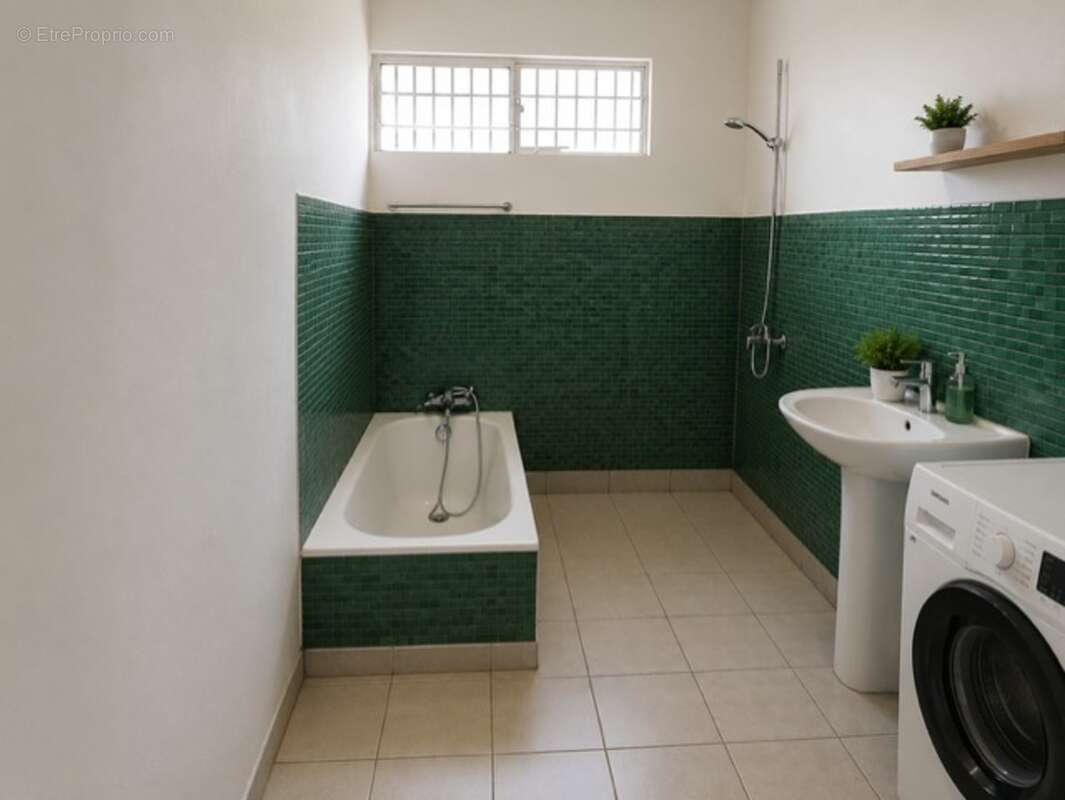 SAINTE CLOTILDE (974) - Maison à vendre 4 pièces de 80 m² avec jardin sur parcelle de 407 m² - photo 3