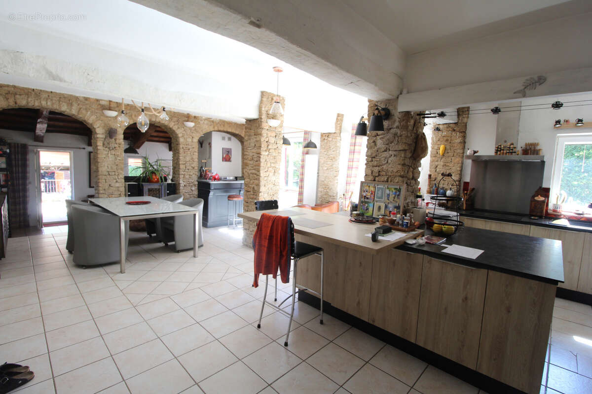 Apt, capitale du Luberon, propriété en pierres avec gites et piscine - photo 4