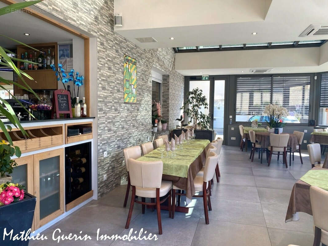 Salle restaurant - Commerce à VEYRINS-THUELLIN