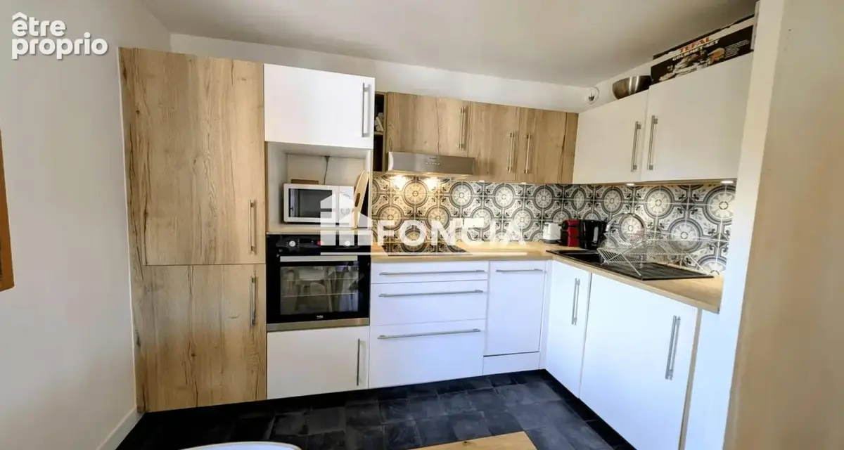 Au Praz, appartement rénové de 31 m² comprenant une chambre indépendante, un séjour avec cuisine équipée et un balcon. Situé au  - photo 3