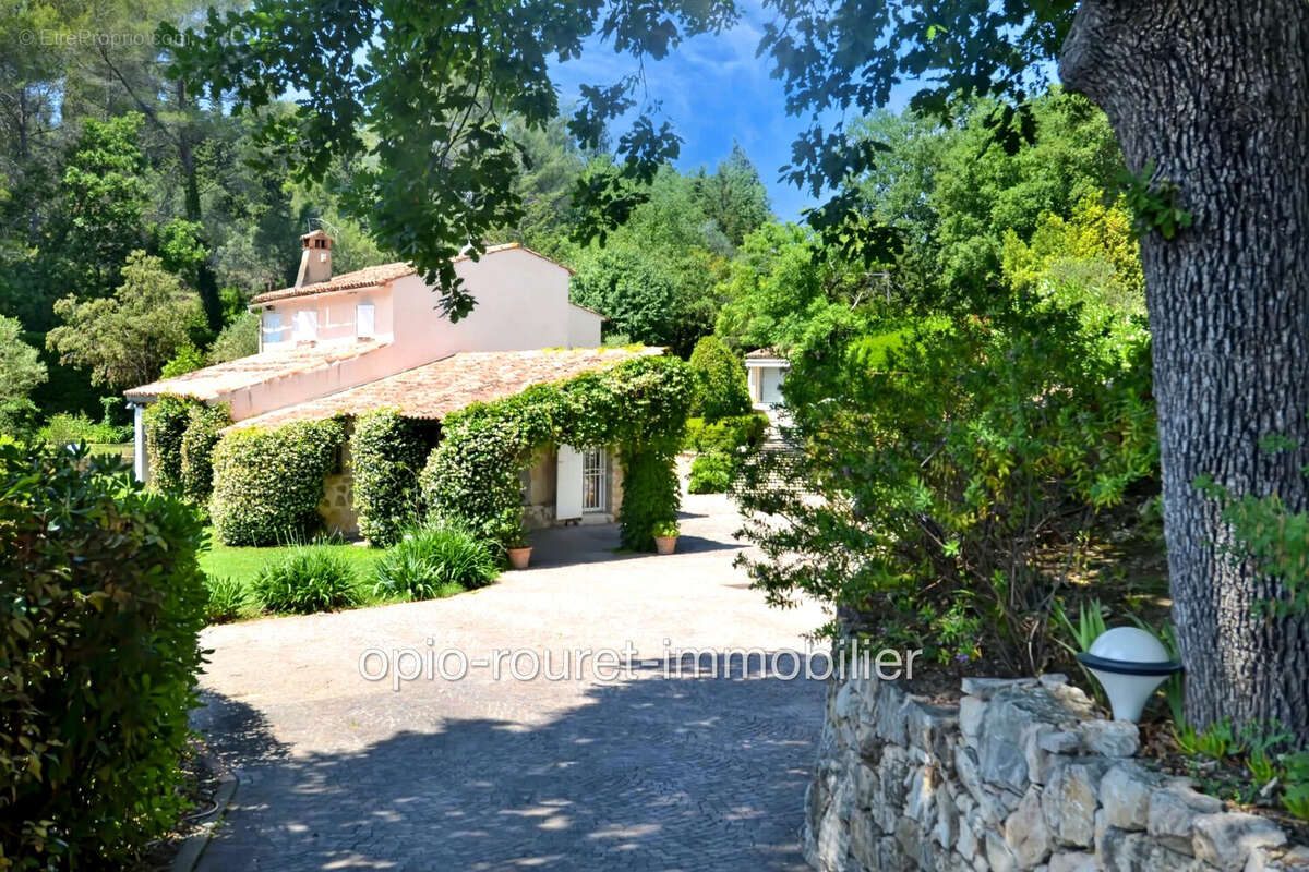 Maison à CHATEAUNEUF-GRASSE