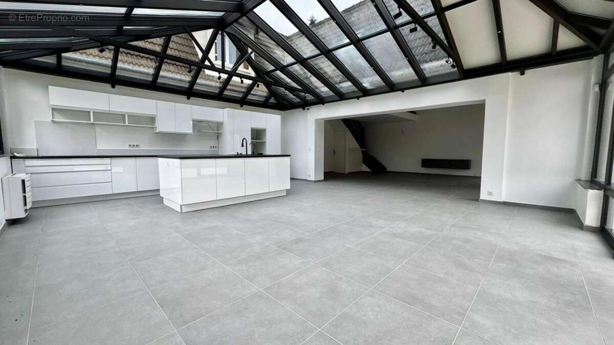 Propriété d'exception  221 m² de luminosité sur  presque 3 000 m² de terrain - photo 6