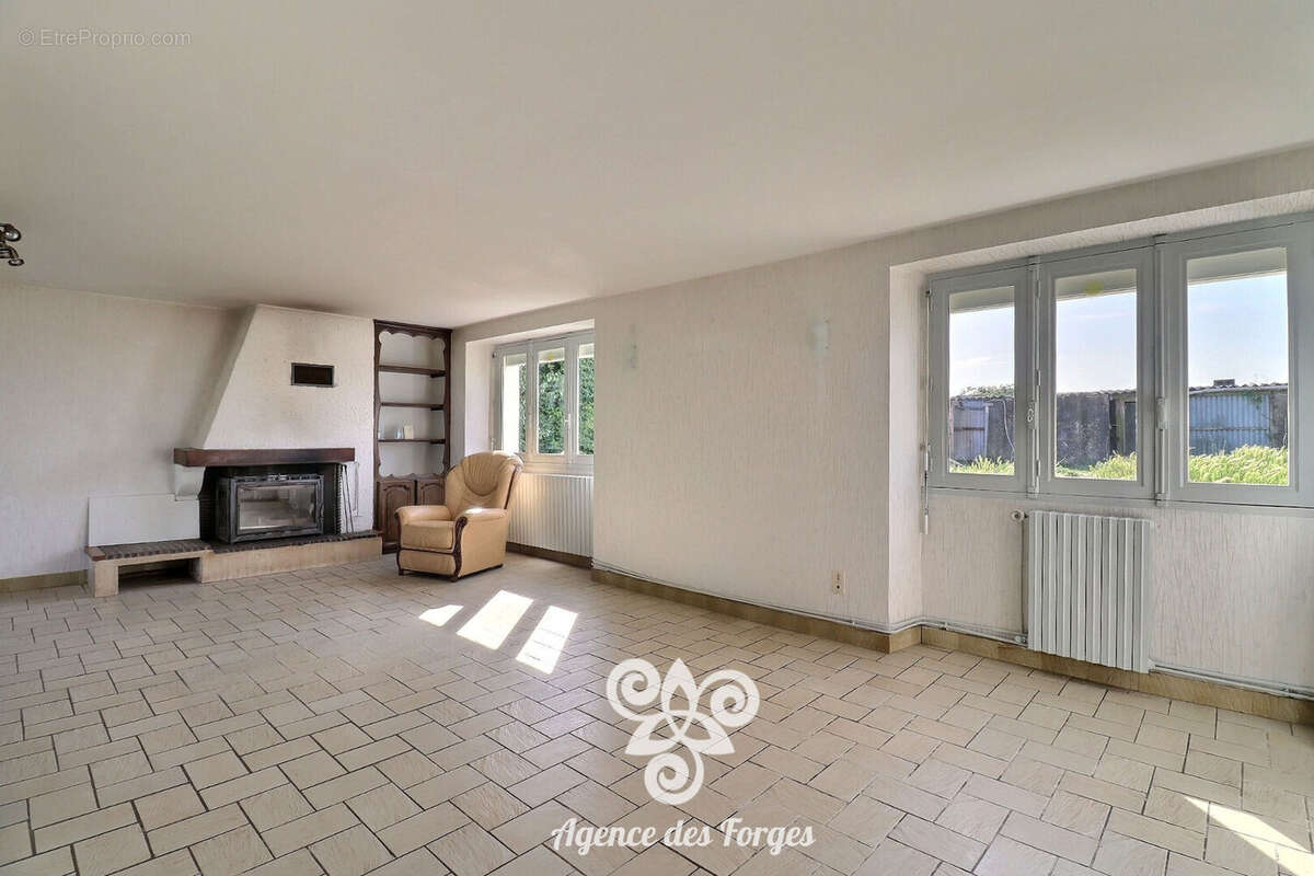 Maison à SAINT-CHRISTOPHE-LA-COUPERIE