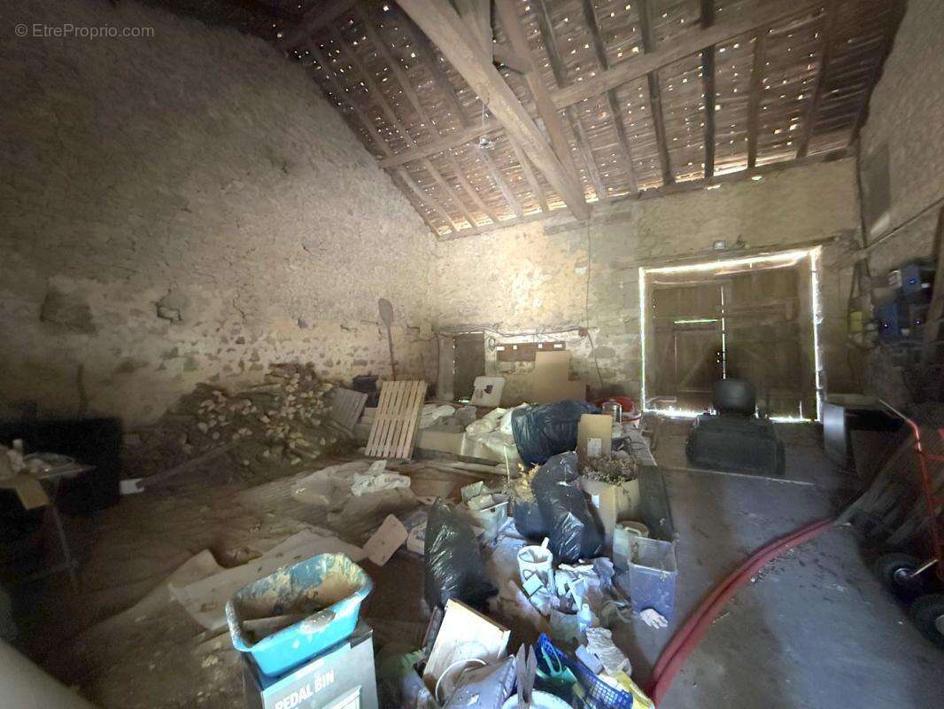 Maison à SAINT-BARTHELEMY-DE-BUSSIERE