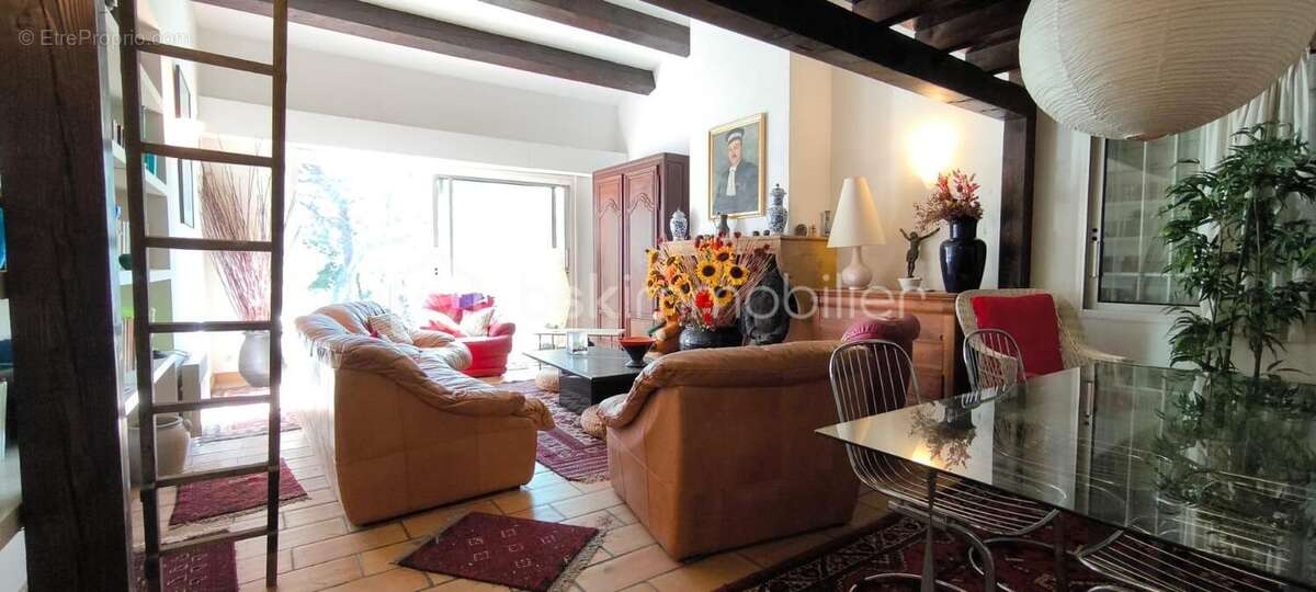 Magnifique maison sur une grande parcelle avec une dépendance et un garage , au bord  de la plage de l'étang de Berre , sur Sain - photo 7