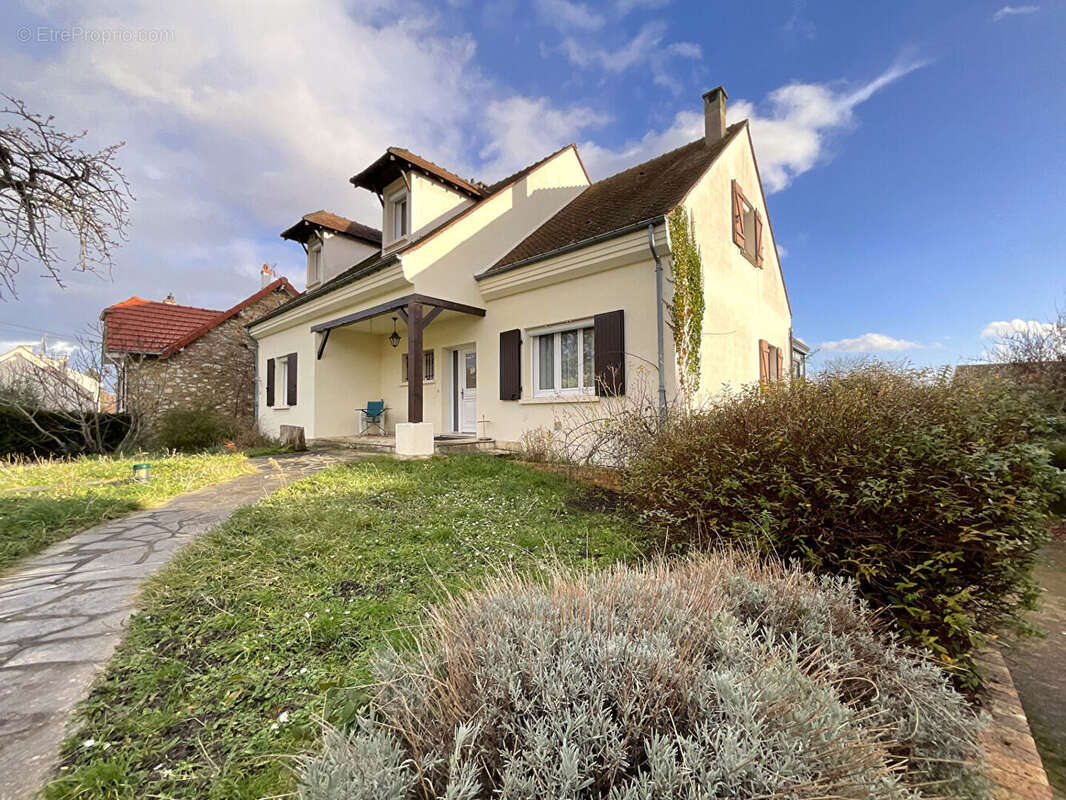Maison à CHANTELOUP-LES-VIGNES