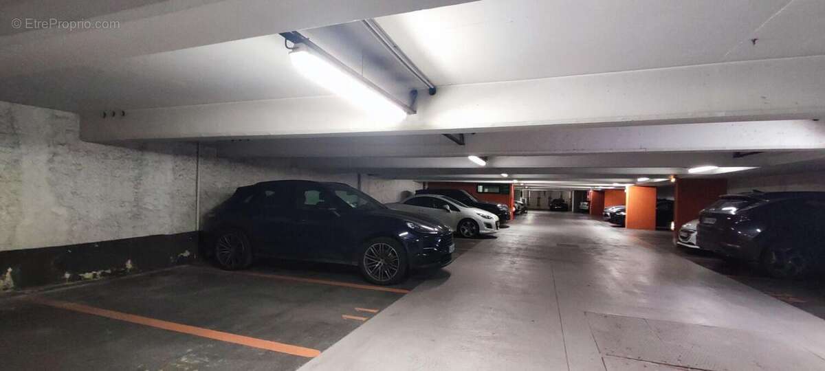 Parking à PARIS-4E