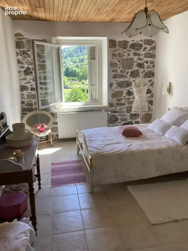 Propriété exceptionnelle en bord de rivière avec 3 appartements, grands garages et magnifique jardin à Axat - photo 2